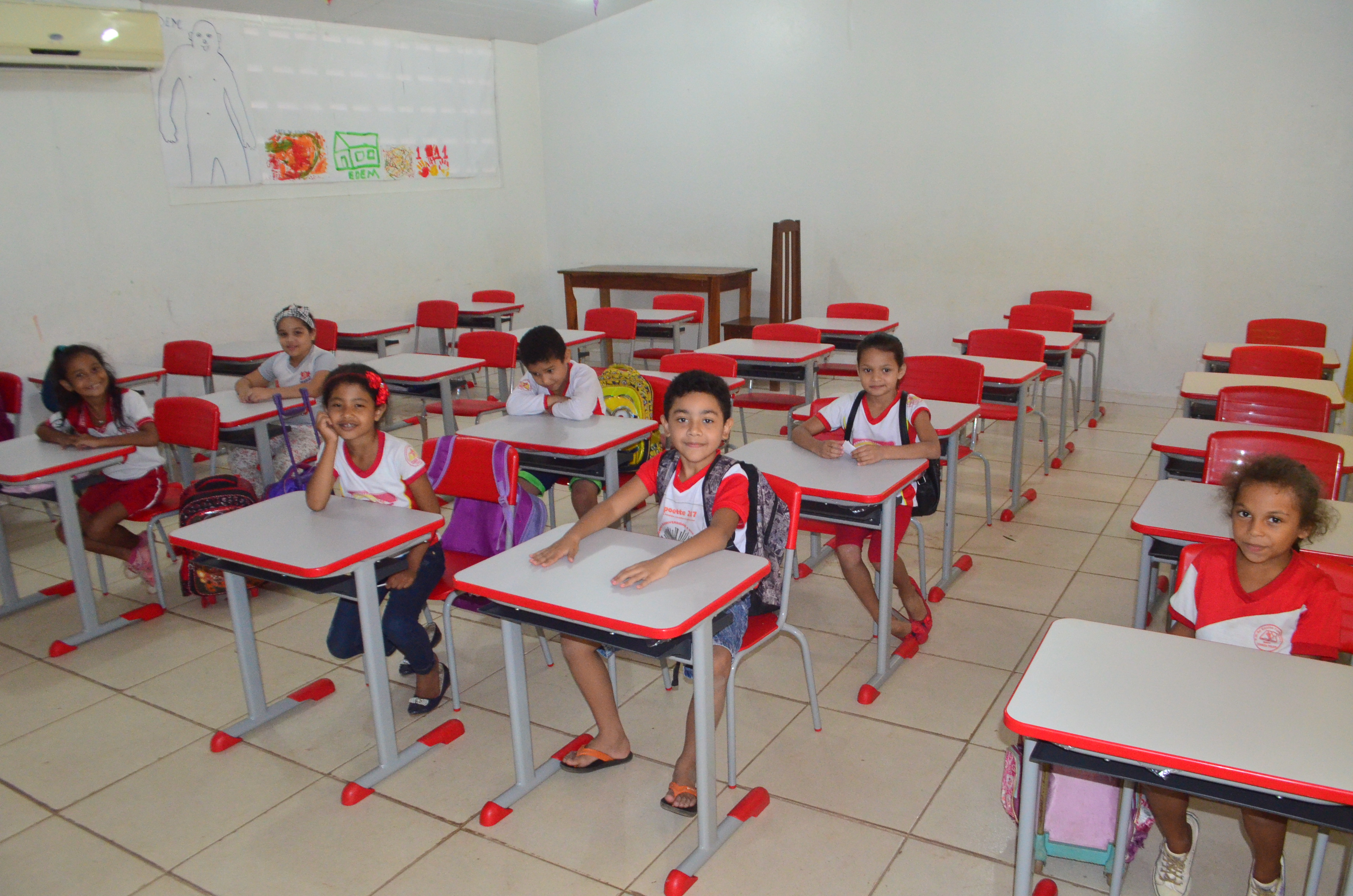 Prefeitura de Laranjal do Jari adquire novas carteiras e cadeiras escolares